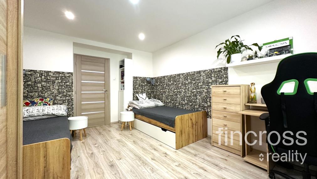 PREDANÝ -ZARIADENÝ BYT -  Trenčín - Sihoť -  Kpt. Nálepku. Využívaný ako 3. izb. byt !!! Obývačka s kuchyňou + dve nepriechodné samostatné izby!