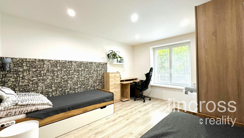 PREDANÝ -ZARIADENÝ BYT -  Trenčín - Sihoť -  Kpt. Nálepku. Využívaný ako 3. izb. byt !!! Obývačka s kuchyňou + dve nepriechodné samostatné izby!