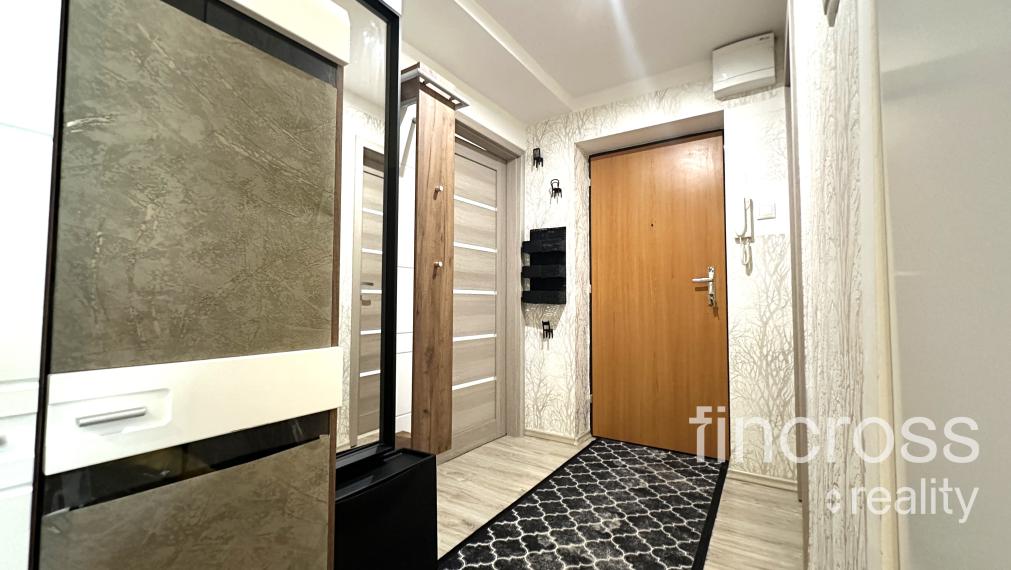 PREDANÝ -ZARIADENÝ BYT -  Trenčín - Sihoť -  Kpt. Nálepku. Využívaný ako 3. izb. byt !!! Obývačka s kuchyňou + dve nepriechodné samostatné izby!