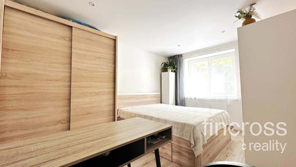 PREDANÝ -ZARIADENÝ BYT -  Trenčín - Sihoť -  Kpt. Nálepku. Využívaný ako 3. izb. byt !!! Obývačka s kuchyňou + dve nepriechodné samostatné izby!