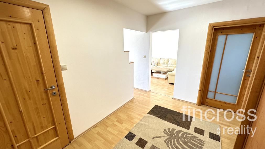 PREDANÝ ! Veľkometrážny 3 izbový byt - 80m2, DCA - Centrum I., VYMENENÁ KOMPLETNÁ ELEKTROINŠTALÁCIA + NOVÉ STIERKY!!