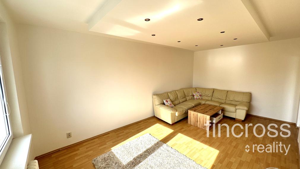 PREDANÝ ! Veľkometrážny 3 izbový byt - 80m2, DCA - Centrum I., VYMENENÁ KOMPLETNÁ ELEKTROINŠTALÁCIA + NOVÉ STIERKY!!