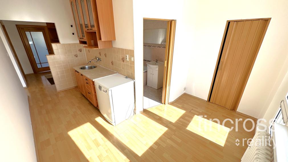 PREDANÝ ! Veľkometrážny 3 izbový byt - 80m2, DCA - Centrum I., VYMENENÁ KOMPLETNÁ ELEKTROINŠTALÁCIA + NOVÉ STIERKY!!