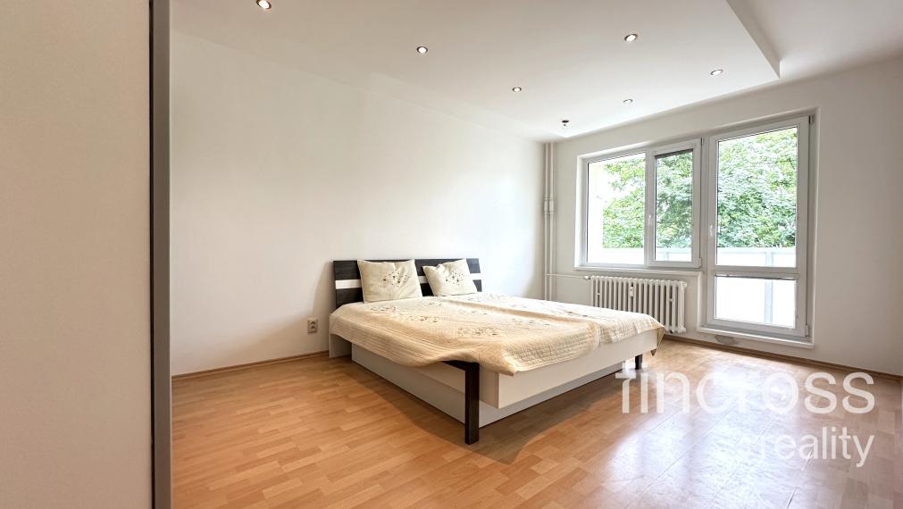 PREDANÝ ! Veľkometrážny 3 izbový byt - 80m2, DCA - Centrum I., VYMENENÁ KOMPLETNÁ ELEKTROINŠTALÁCIA + NOVÉ STIERKY!!