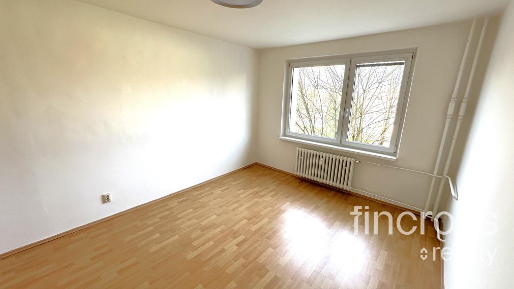 PREDANÝ ! Veľkometrážny 3 izbový byt - 80m2, DCA - Centrum I., VYMENENÁ KOMPLETNÁ ELEKTROINŠTALÁCIA + NOVÉ STIERKY!!