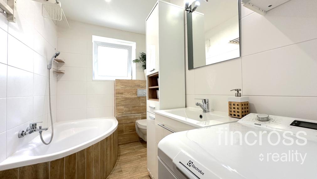 PREDANÝ -  Trenčín - Sihoť -  Kpt. Nálepku. Využívaný ako 3. izb. byt !!! Obývačka s kuchyňou + dve nepriechodné samostatné izby!