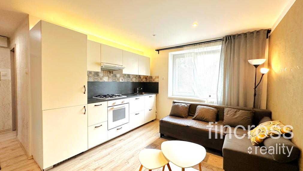 PREDANÝ -  Trenčín - Sihoť -  Kpt. Nálepku. Využívaný ako 3. izb. byt !!! Obývačka s kuchyňou + dve nepriechodné samostatné izby!