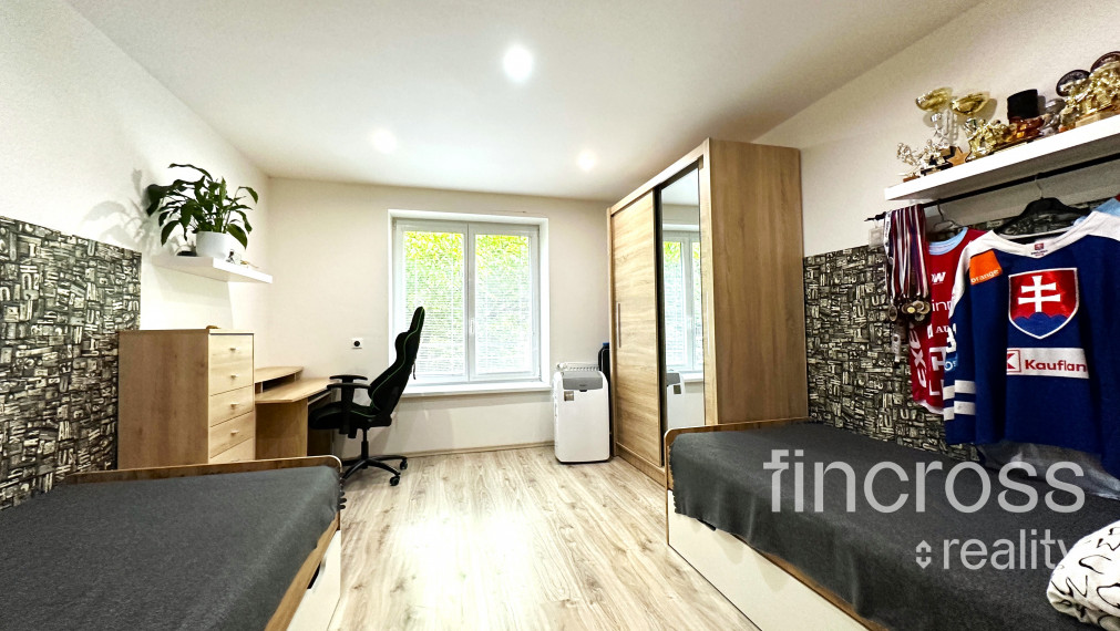 PREDANÝ -  Trenčín - Sihoť -  Kpt. Nálepku. Využívaný ako 3. izb. byt !!! Obývačka s kuchyňou + dve nepriechodné samostatné izby!