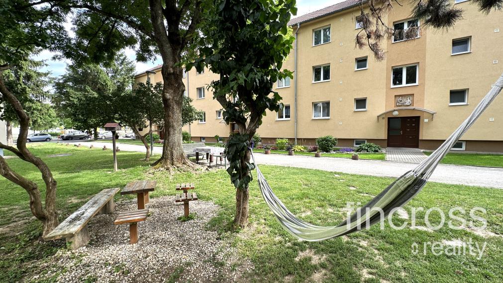 PREDANÝ -  Trenčín - Sihoť -  Kpt. Nálepku. Využívaný ako 3. izb. byt !!! Obývačka s kuchyňou + dve nepriechodné samostatné izby!