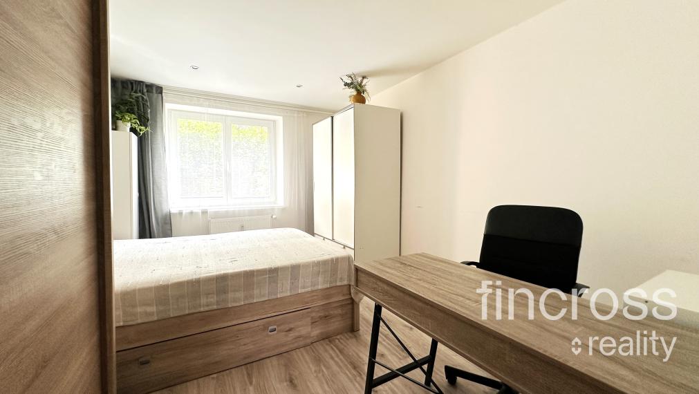 PREDANÝ -  Trenčín - Sihoť -  Kpt. Nálepku. Využívaný ako 3. izb. byt !!! Obývačka s kuchyňou + dve nepriechodné samostatné izby!