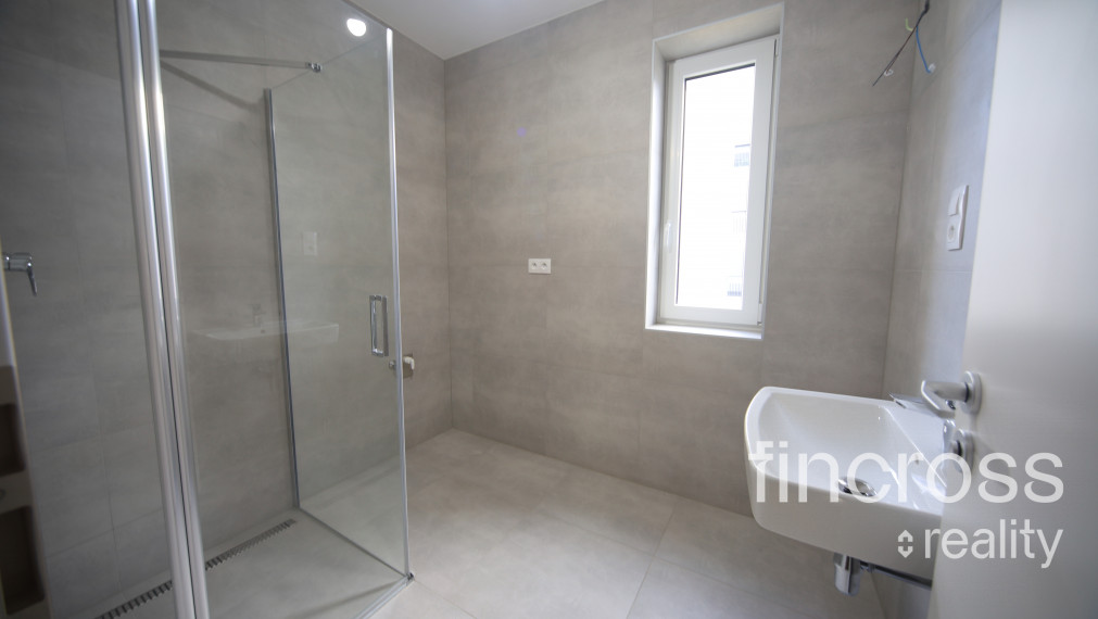 Exkluzívny byt v novostavbe + bonus! Parkovanie, terasa a kuchynská linka v hodnote 23000€!!