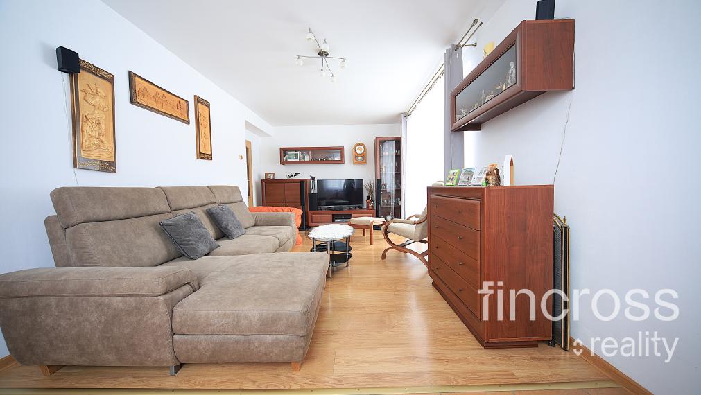 REZERVOVANÝ - Na predaj: Štýlový 3-izbový byt s garážou a vlastnou záhradou v Červenom Kameni