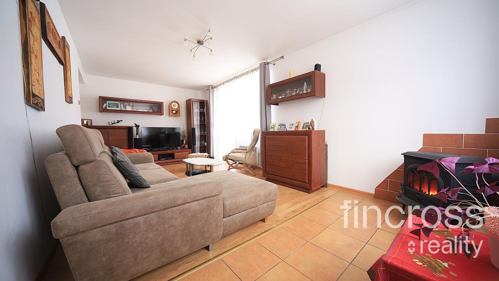 REZERVOVANÝ - Na predaj: Štýlový 3-izbový byt s garážou a vlastnou záhradou v Červenom Kameni