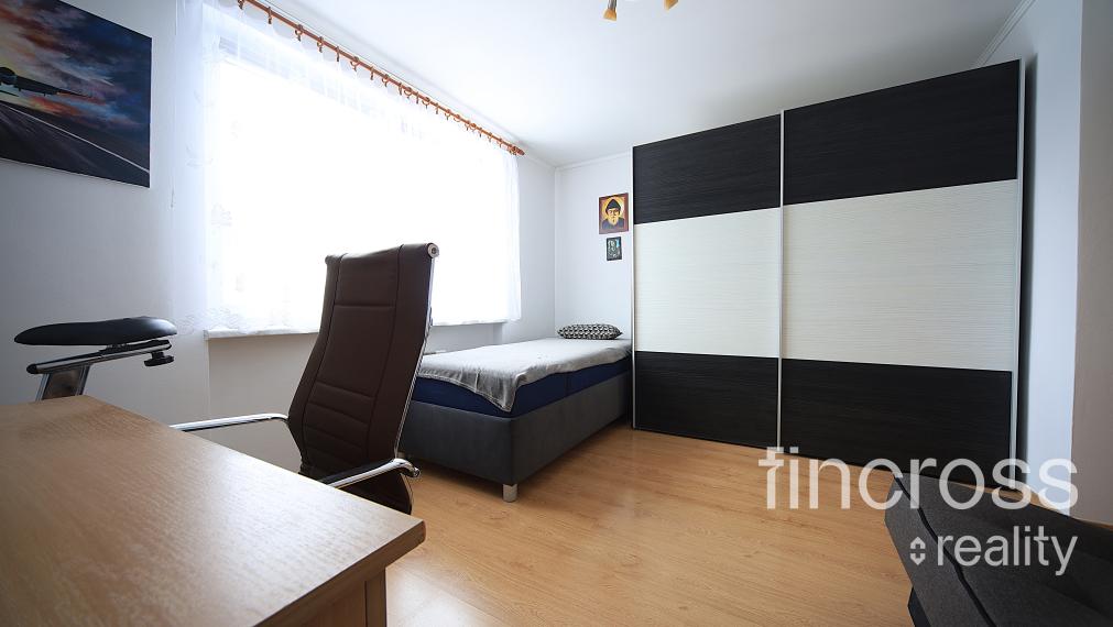 REZERVOVANÝ - Na predaj: Štýlový 3-izbový byt s garážou a vlastnou záhradou v Červenom Kameni