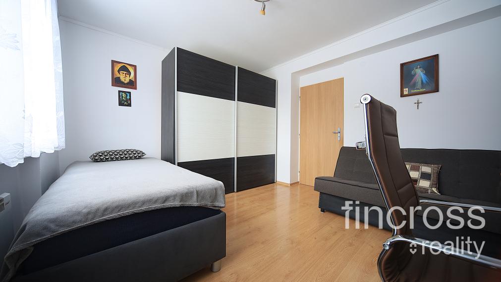 REZERVOVANÝ - Na predaj: Štýlový 3-izbový byt s garážou a vlastnou záhradou v Červenom Kameni