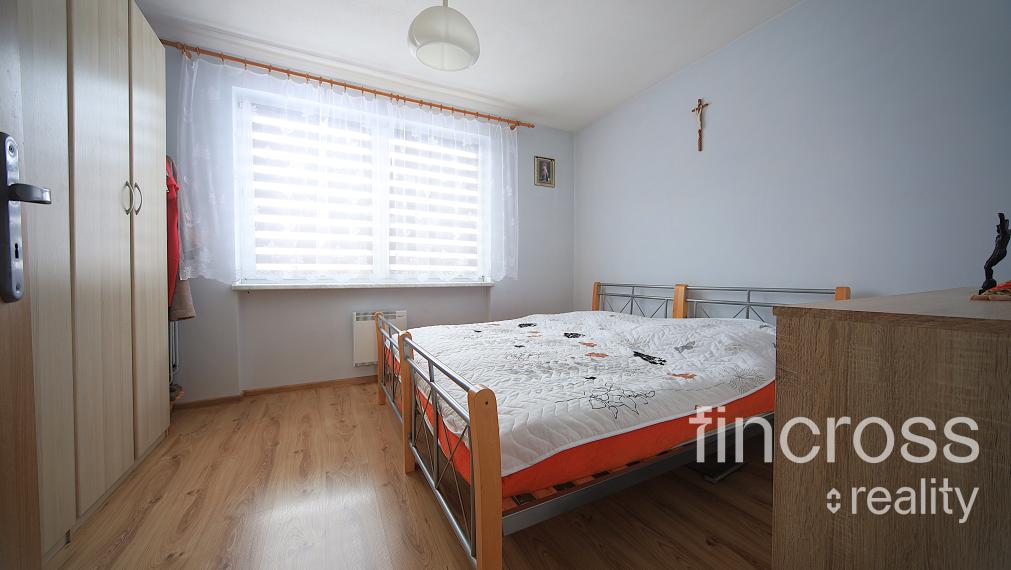 REZERVOVANÝ - Na predaj: Štýlový 3-izbový byt s garážou a vlastnou záhradou v Červenom Kameni