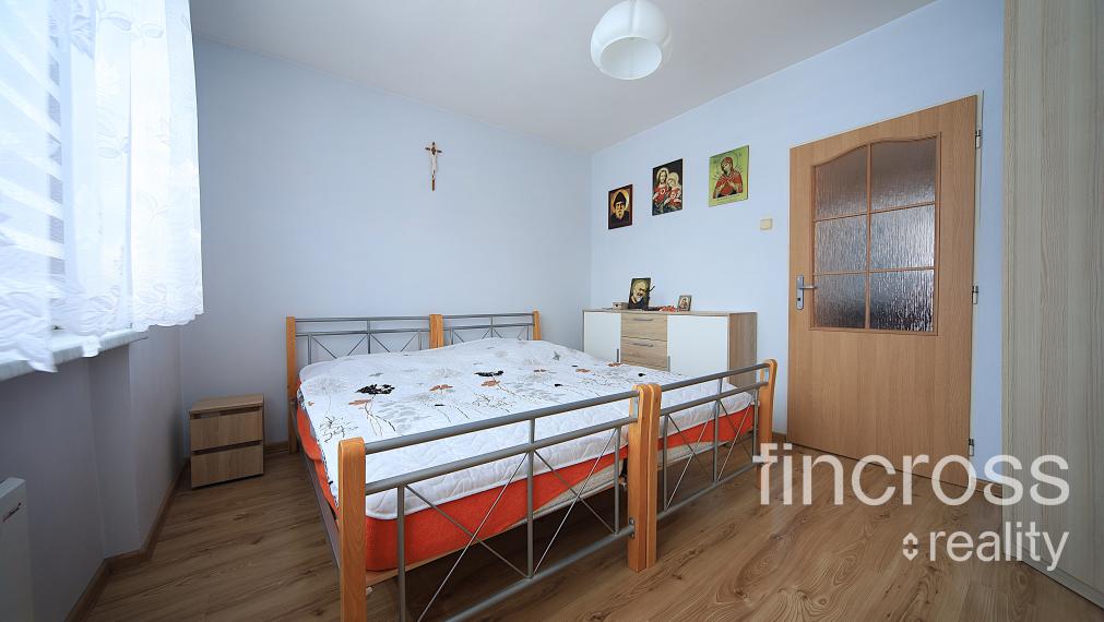 REZERVOVANÝ - Na predaj: Štýlový 3-izbový byt s garážou a vlastnou záhradou v Červenom Kameni