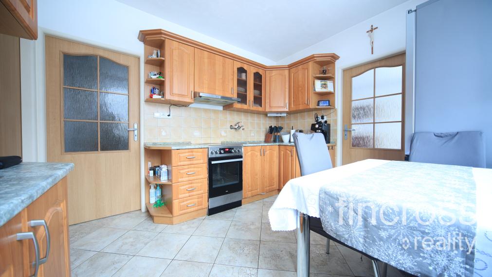 REZERVOVANÝ - Na predaj: Štýlový 3-izbový byt s garážou a vlastnou záhradou v Červenom Kameni