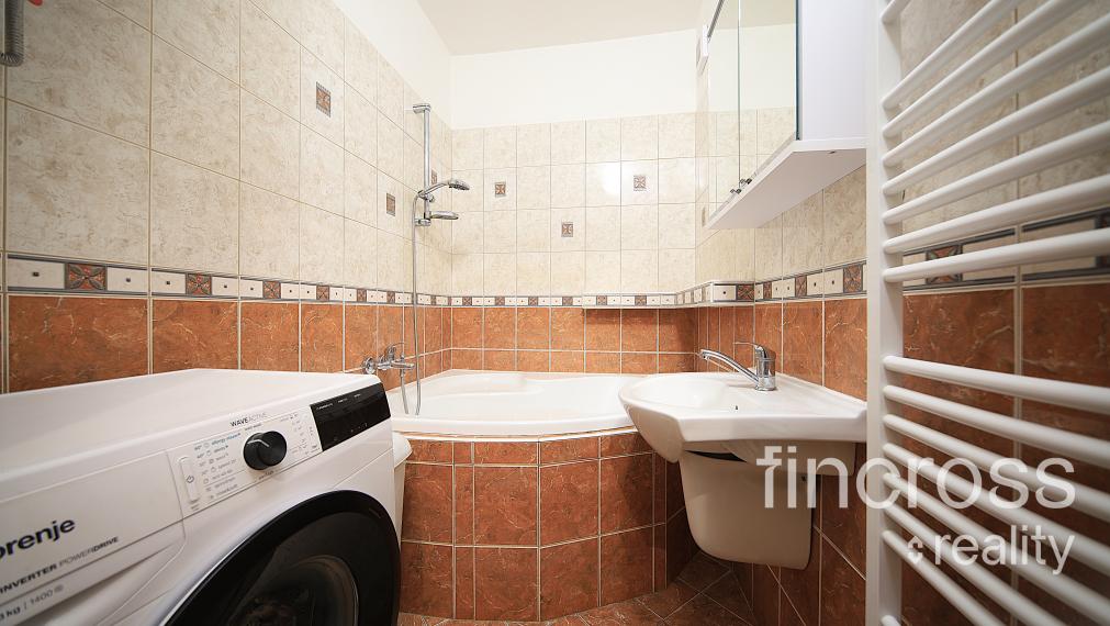 REZERVOVANÝ - Na predaj: Štýlový 3-izbový byt s garážou a vlastnou záhradou v Červenom Kameni