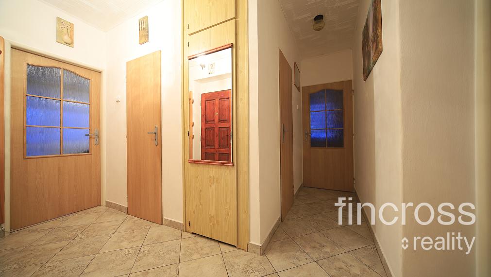 REZERVOVANÝ - Na predaj: Štýlový 3-izbový byt s garážou a vlastnou záhradou v Červenom Kameni