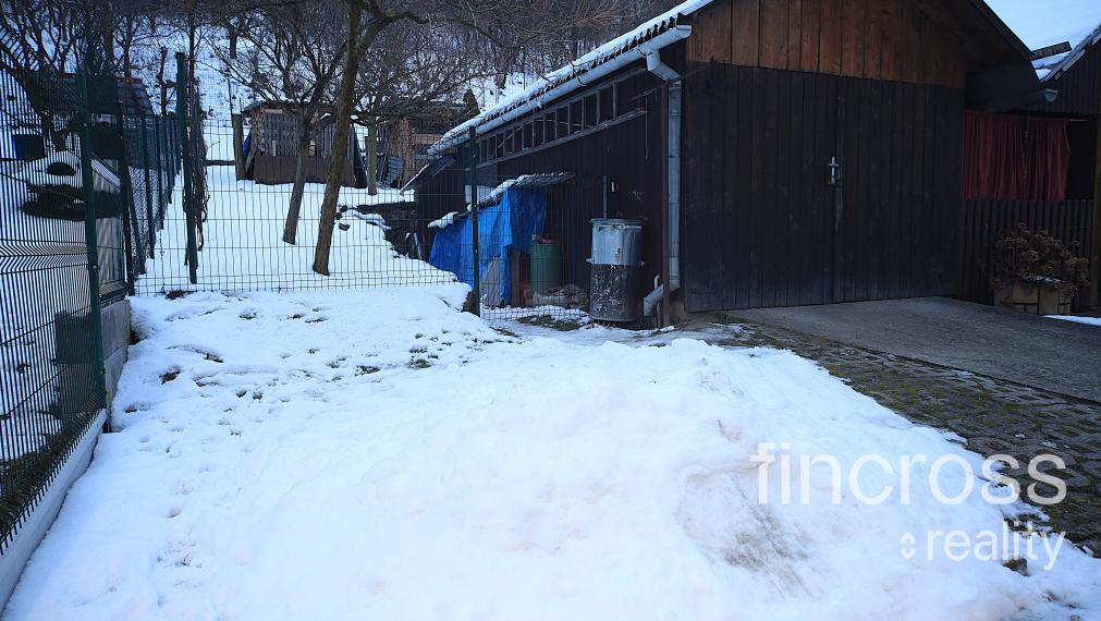REZERVOVANÝ - Na predaj: Štýlový 3-izbový byt s garážou a vlastnou záhradou v Červenom Kameni