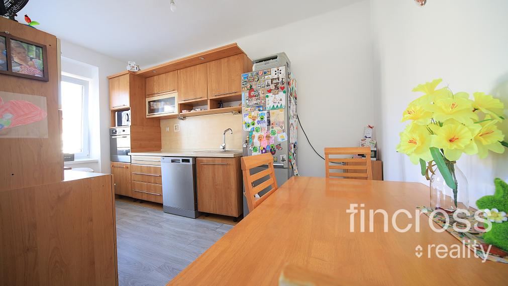 REZERVOVANÝ - Výnimočný 3-izbový byt po rekonštrukcii v top lokalite Trenčína – Ulica 28. októbra