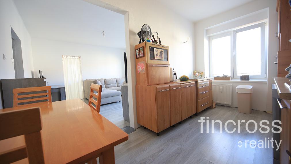 REZERVOVANÝ - Výnimočný 3-izbový byt po rekonštrukcii v top lokalite Trenčína – Ulica 28. októbra