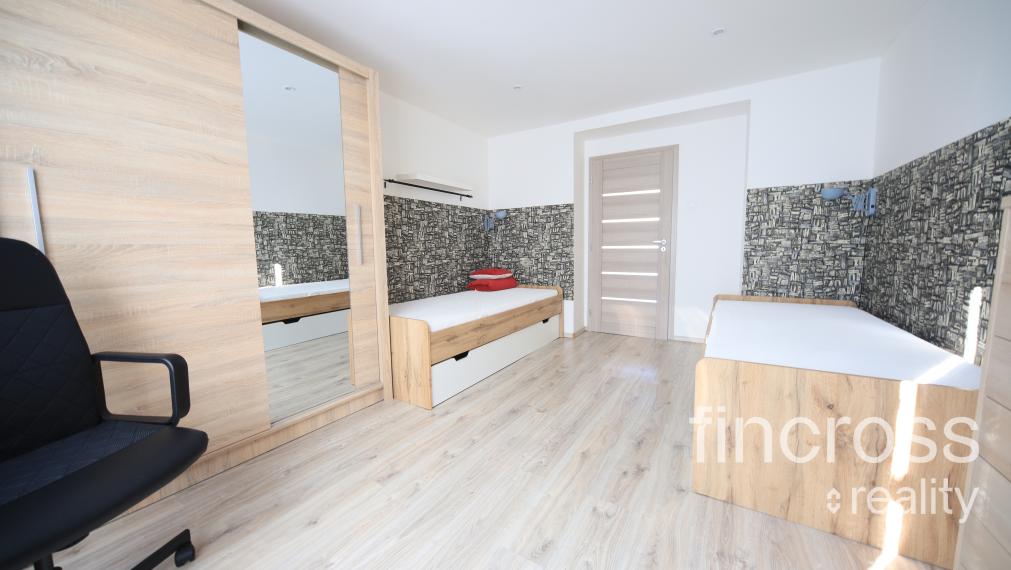 PRENAJATÉ - Prenájom kompletne prerobeného 2-izbového na 3-izbový v prestížnej lokalite Trenčína – Sihoť, ulica Kpt. Nálepku pri ARÉNE MARIÁNA GÁBORÍKA