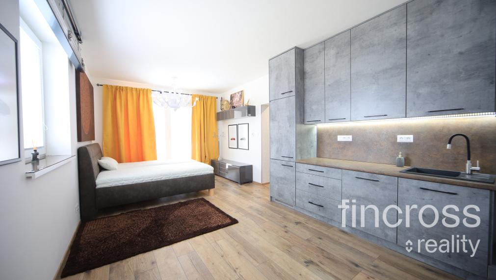 ZARIADENÝ 1. IZBOVÝ BYT S TERASOU, PARKOVACÍM STÁTÍM A BEZBARIÉROVÝM VSTUPOM!