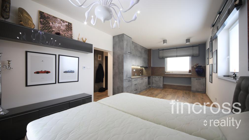 ZARIADENÝ 1. IZBOVÝ BYT S TERASOU, PARKOVACÍM STÁTÍM A BEZBARIÉROVÝM VSTUPOM!