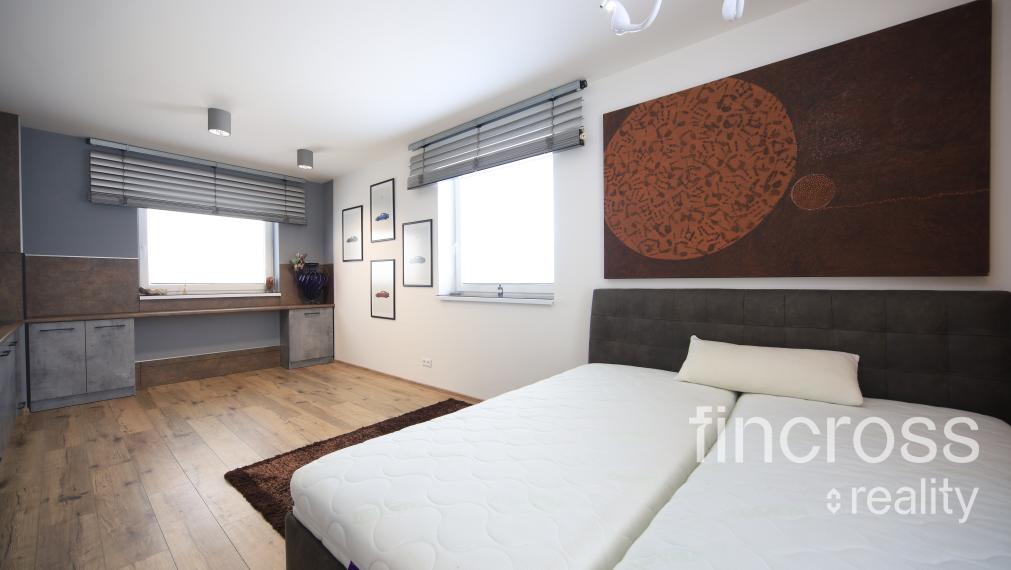 ZARIADENÝ 1. IZBOVÝ BYT S TERASOU, PARKOVACÍM STÁTÍM A BEZBARIÉROVÝM VSTUPOM!