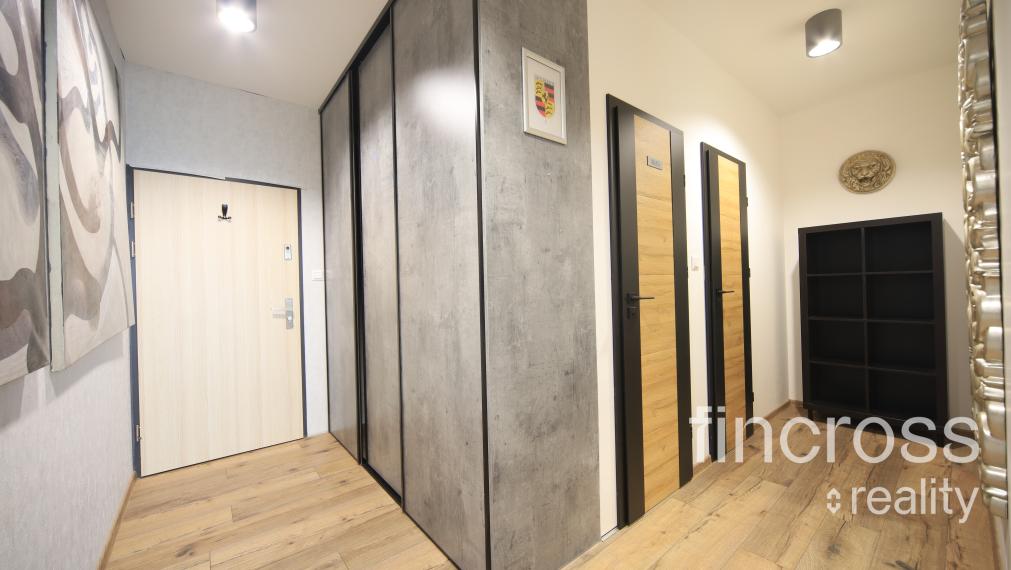 ZARIADENÝ 1. IZBOVÝ BYT S TERASOU, PARKOVACÍM STÁTÍM A BEZBARIÉROVÝM VSTUPOM!