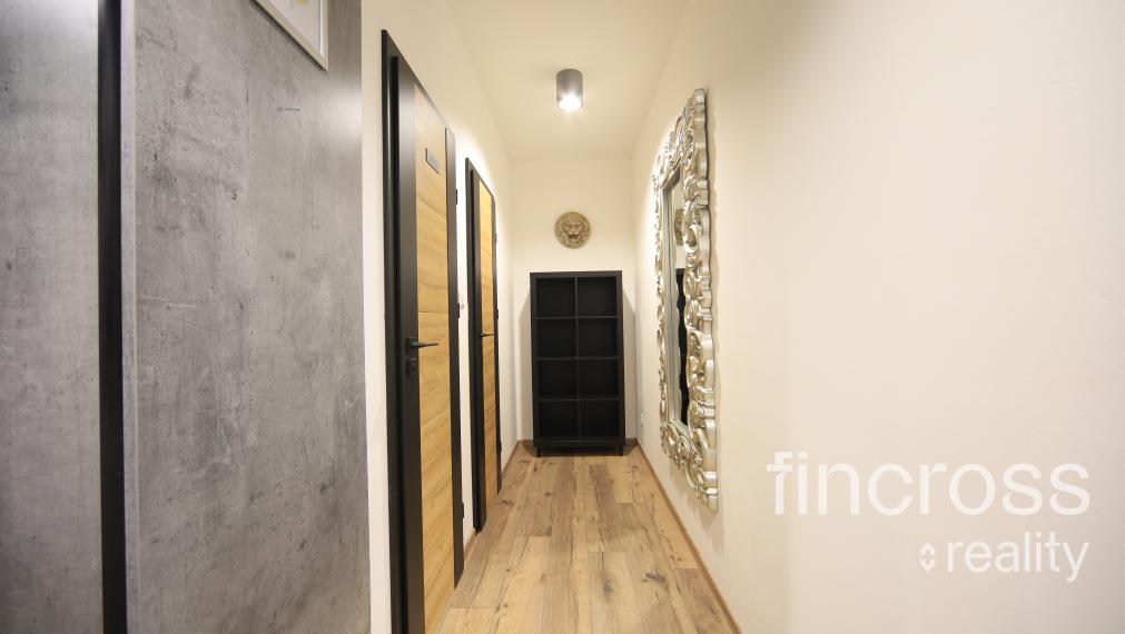 ZARIADENÝ 1. IZBOVÝ BYT S TERASOU, PARKOVACÍM STÁTÍM A BEZBARIÉROVÝM VSTUPOM!