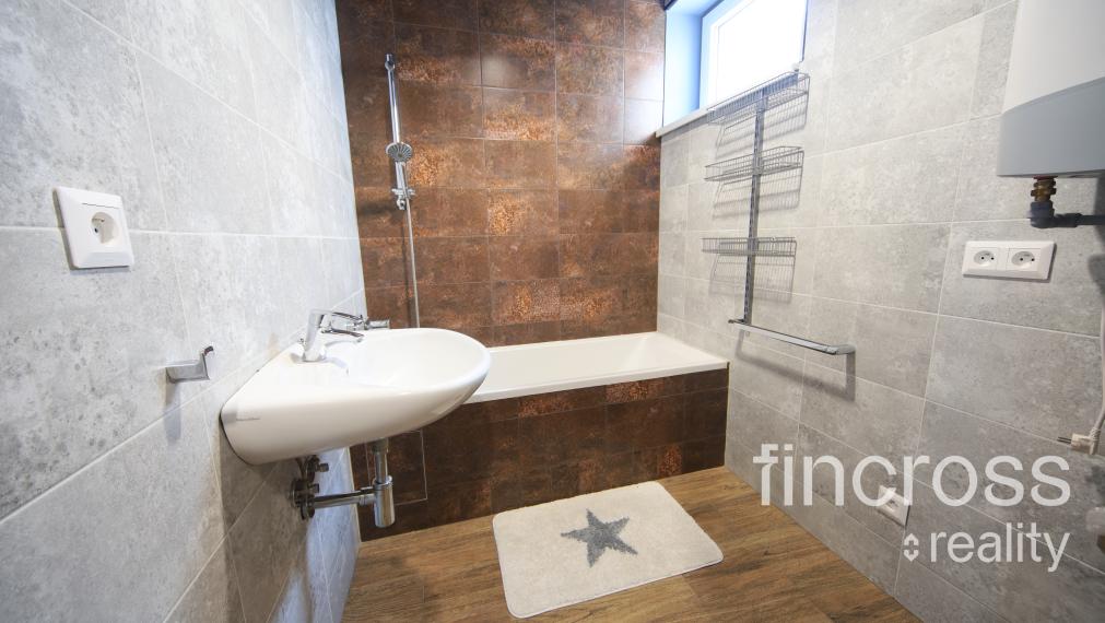 ZARIADENÝ 1. IZBOVÝ BYT S TERASOU, PARKOVACÍM STÁTÍM A BEZBARIÉROVÝM VSTUPOM!