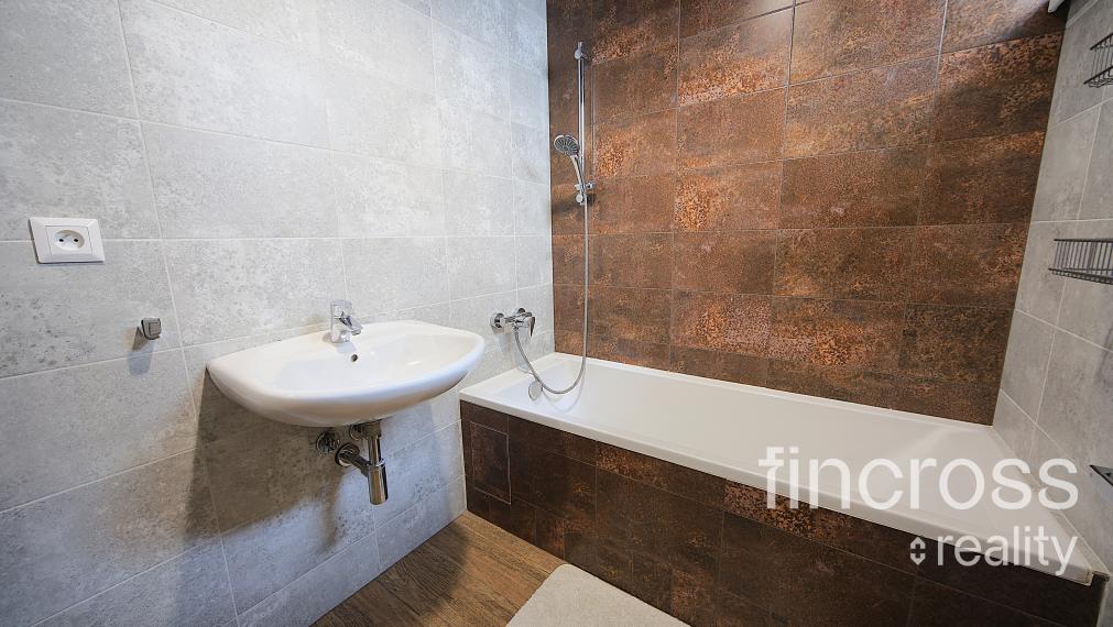 ZARIADENÝ 1. IZBOVÝ BYT S TERASOU, PARKOVACÍM STÁTÍM A BEZBARIÉROVÝM VSTUPOM!