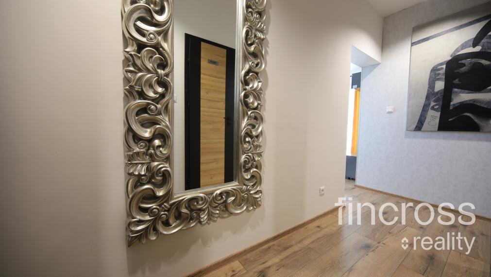 ZARIADENÝ 1. IZBOVÝ BYT S TERASOU, PARKOVACÍM STÁTÍM A BEZBARIÉROVÝM VSTUPOM!