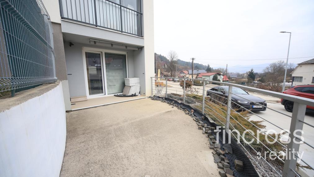 ZARIADENÝ 1. IZBOVÝ BYT S TERASOU, PARKOVACÍM STÁTÍM A BEZBARIÉROVÝM VSTUPOM!