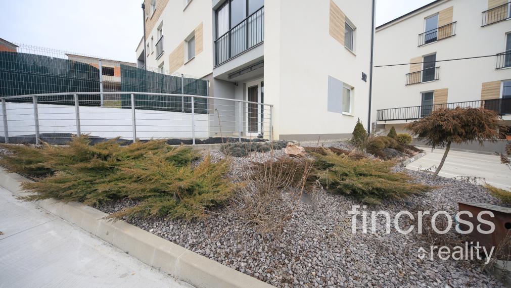 ZARIADENÝ 1. IZBOVÝ BYT S TERASOU, PARKOVACÍM STÁTÍM A BEZBARIÉROVÝM VSTUPOM!