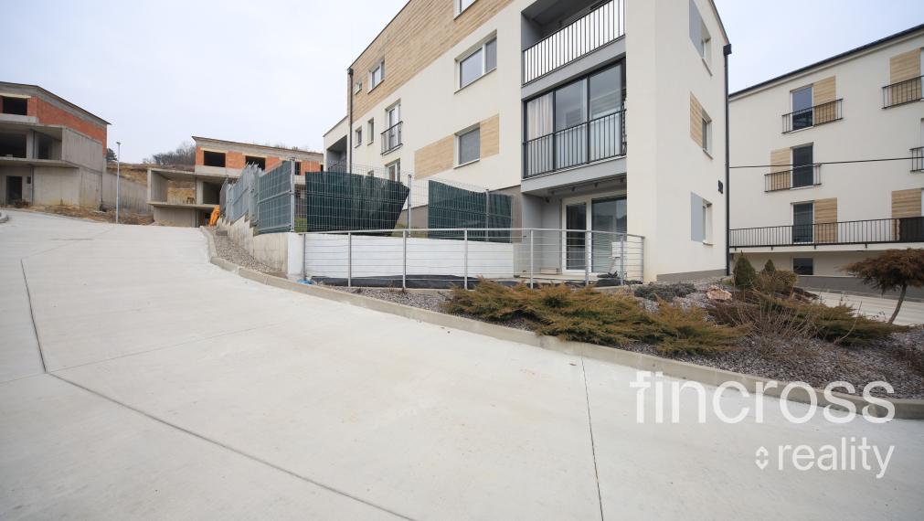 ZARIADENÝ 1. IZBOVÝ BYT S TERASOU, PARKOVACÍM STÁTÍM A BEZBARIÉROVÝM VSTUPOM!