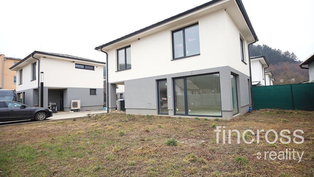 Novostavba rodinného domu v Streženiciach pri Púchove. S nákladmi na bývanie 80€ mesačne.