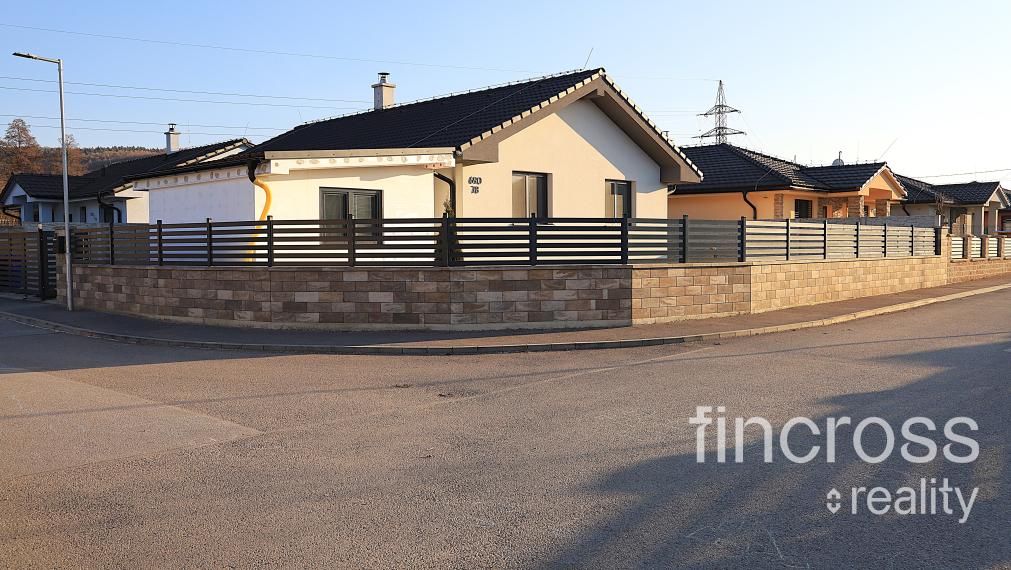 REZERVOVANÝ ! VYSNÍVANÝ DOMOV PRE VAŠU RODINU – MODERNÁ NOVOSTAVBA V KLOBUŠICIACH!