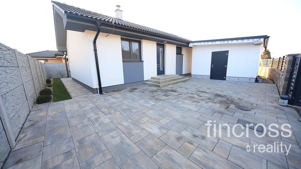 REZERVOVANÝ ! VYSNÍVANÝ DOMOV PRE VAŠU RODINU – MODERNÁ NOVOSTAVBA V KLOBUŠICIACH!