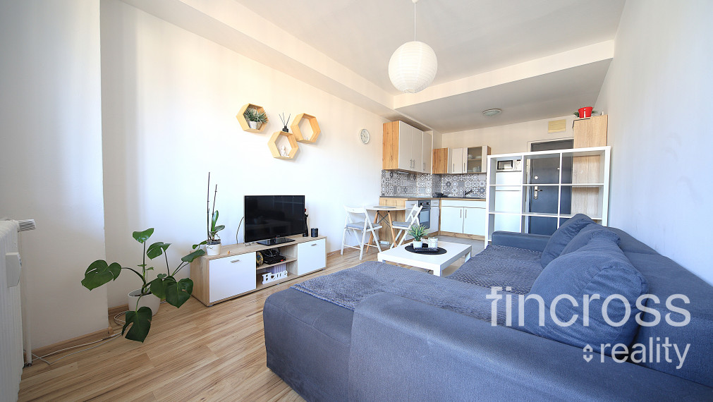 REZERVOVANÝ ! 2-izbový byt po rekonštrukcii s loggiou, kompletne vybavený – ideálny na bývanie aj investíciu!