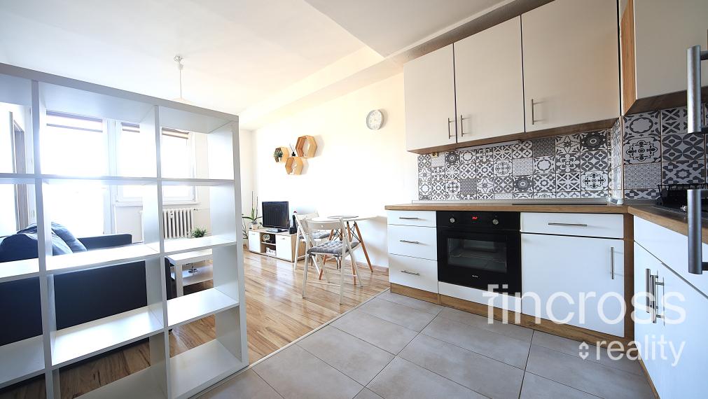 REZERVOVANÝ ! 2-izbový byt po rekonštrukcii s loggiou, kompletne vybavený – ideálny na bývanie aj investíciu!