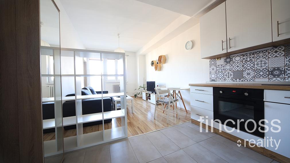 REZERVOVANÝ ! 2-izbový byt po rekonštrukcii s loggiou, kompletne vybavený – ideálny na bývanie aj investíciu!