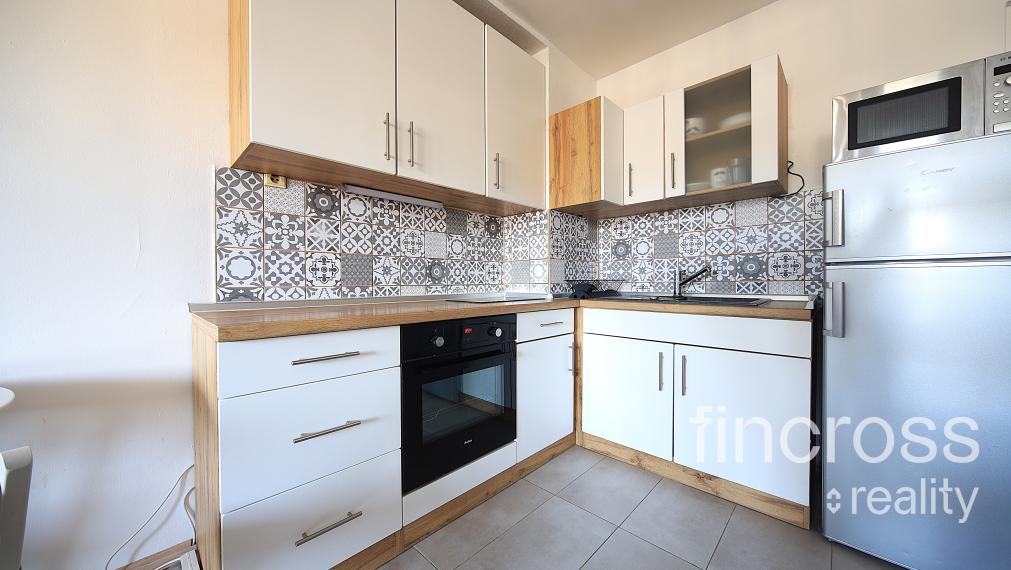 REZERVOVANÝ ! 2-izbový byt po rekonštrukcii s loggiou, kompletne vybavený – ideálny na bývanie aj investíciu!