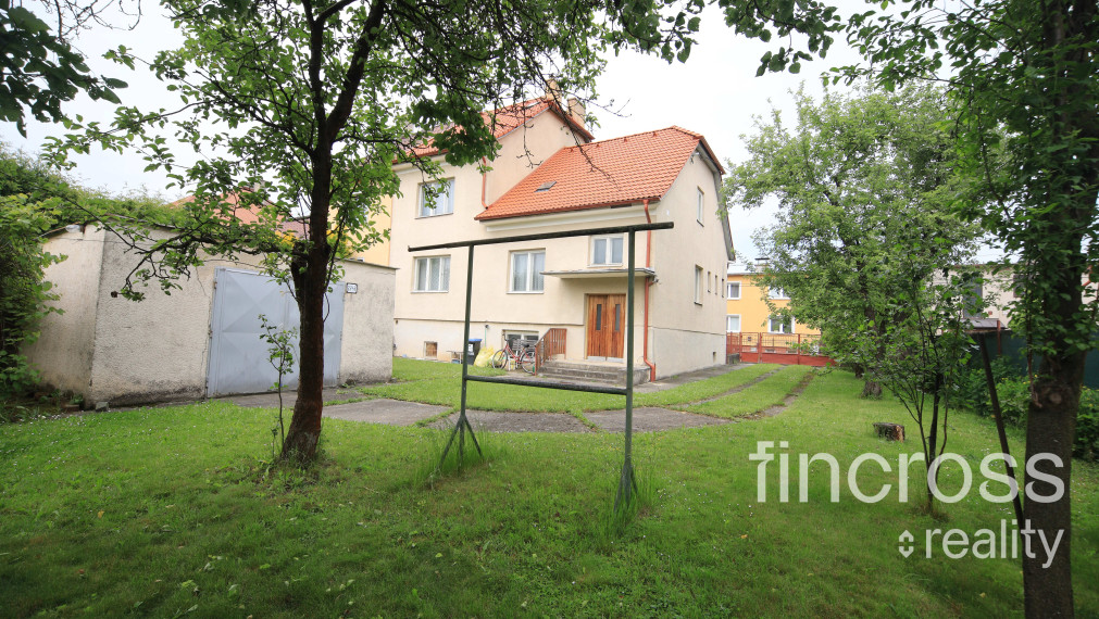 Priestranný rodinný dom s veľkým pozemkom v lukratívnej časti Dubnice nad Váhom – Palárikova ulica