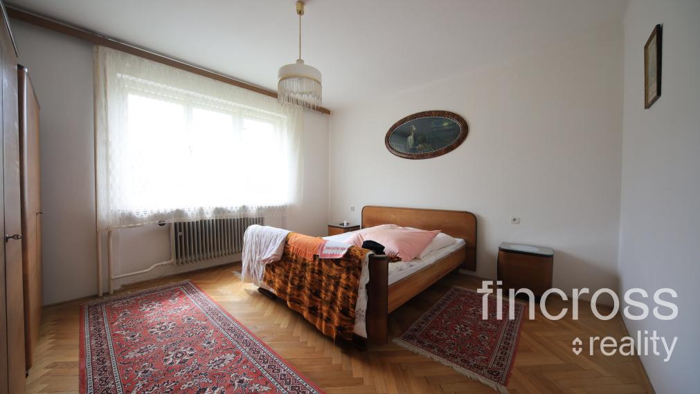 Priestranný rodinný dom s veľkým pozemkom v lukratívnej časti Dubnice nad Váhom – Palárikova ulica