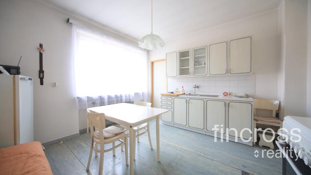 Priestranný rodinný dom s veľkým pozemkom v lukratívnej časti Dubnice nad Váhom – Palárikova ulica