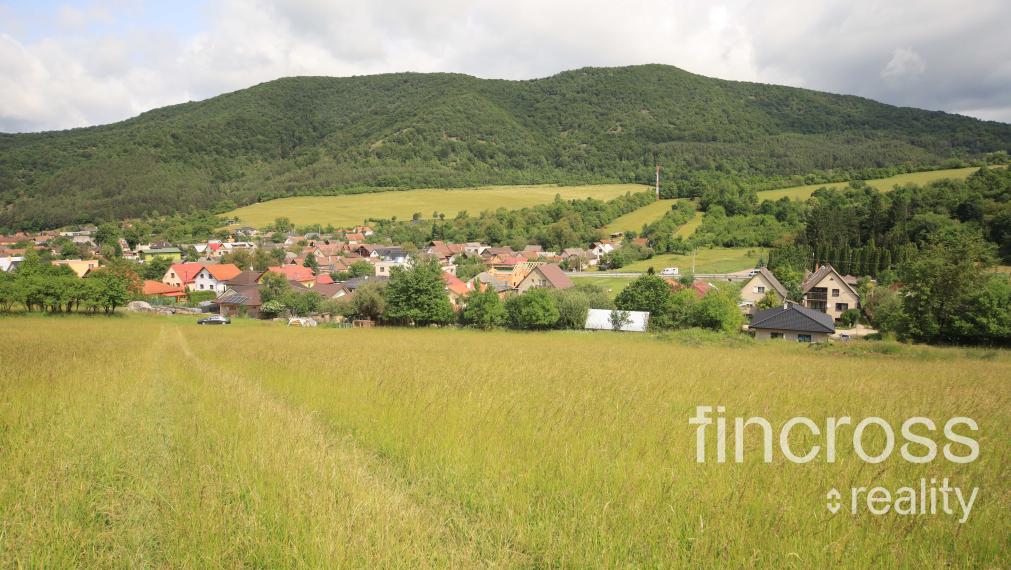 Na predaj veľký slnečný pozemok v tichom prostredí – 5821 m², ideálny na rekreáciu alebo investíciu do budúcnosti